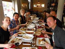 vrijwilligers van salsaplatform eten gezellig met elkaar bij sponsor de omhelzing